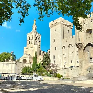 https://studio-climatise-intra-muros-terrasse-acces-wifi.fr-provencehotel.com